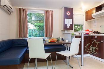 Best Holiday Hotel กรีโมด์ ภายนอก รูปภาพ